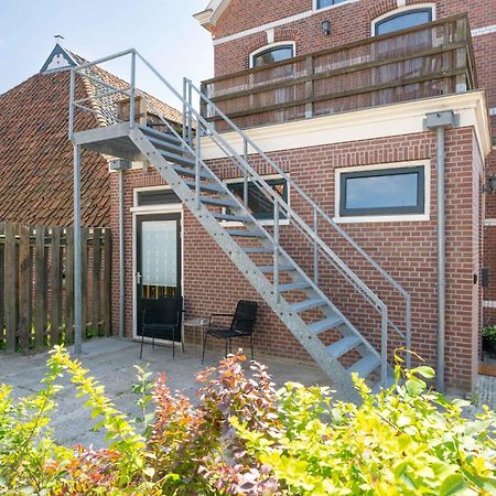 Sfeervol Verblijf In Oude Gemeentehuis Eenrum. Экстерьер фото