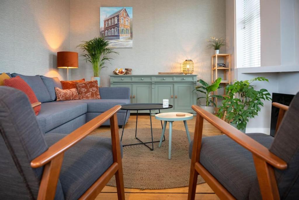 Sfeervol Verblijf In Oude Gemeentehuis Eenrum. Экстерьер фото