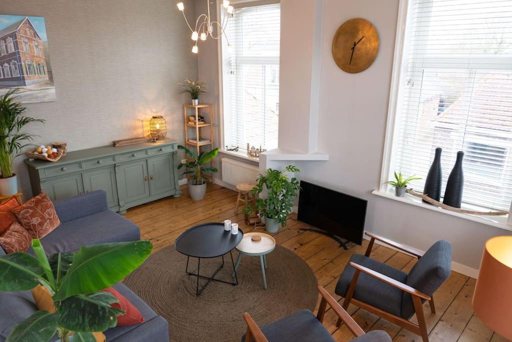 Sfeervol Verblijf In Oude Gemeentehuis Eenrum. Экстерьер фото