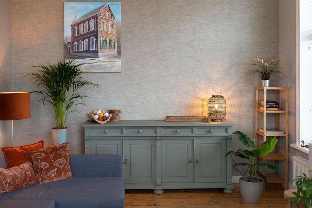 Sfeervol Verblijf In Oude Gemeentehuis Eenrum. Экстерьер фото