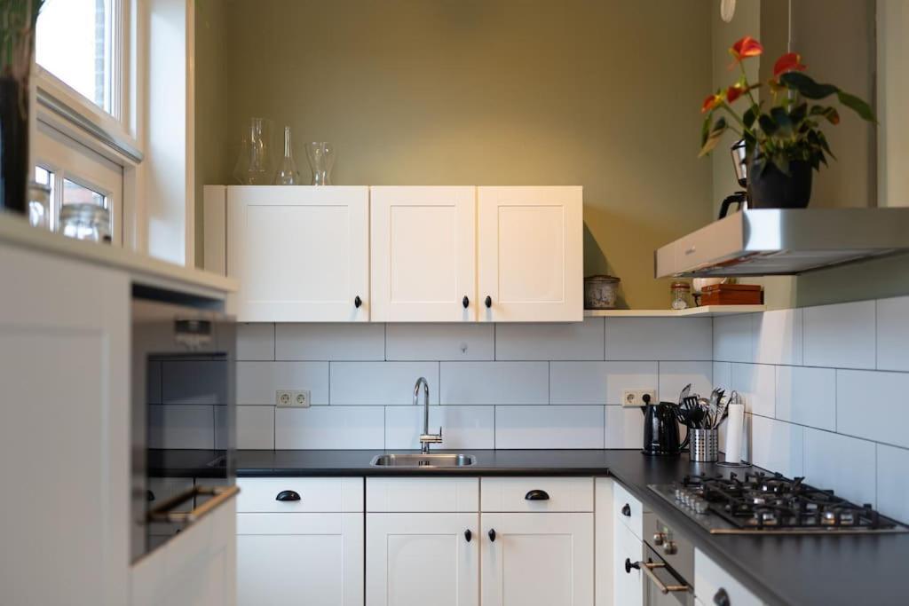 Sfeervol Verblijf In Oude Gemeentehuis Eenrum. Экстерьер фото