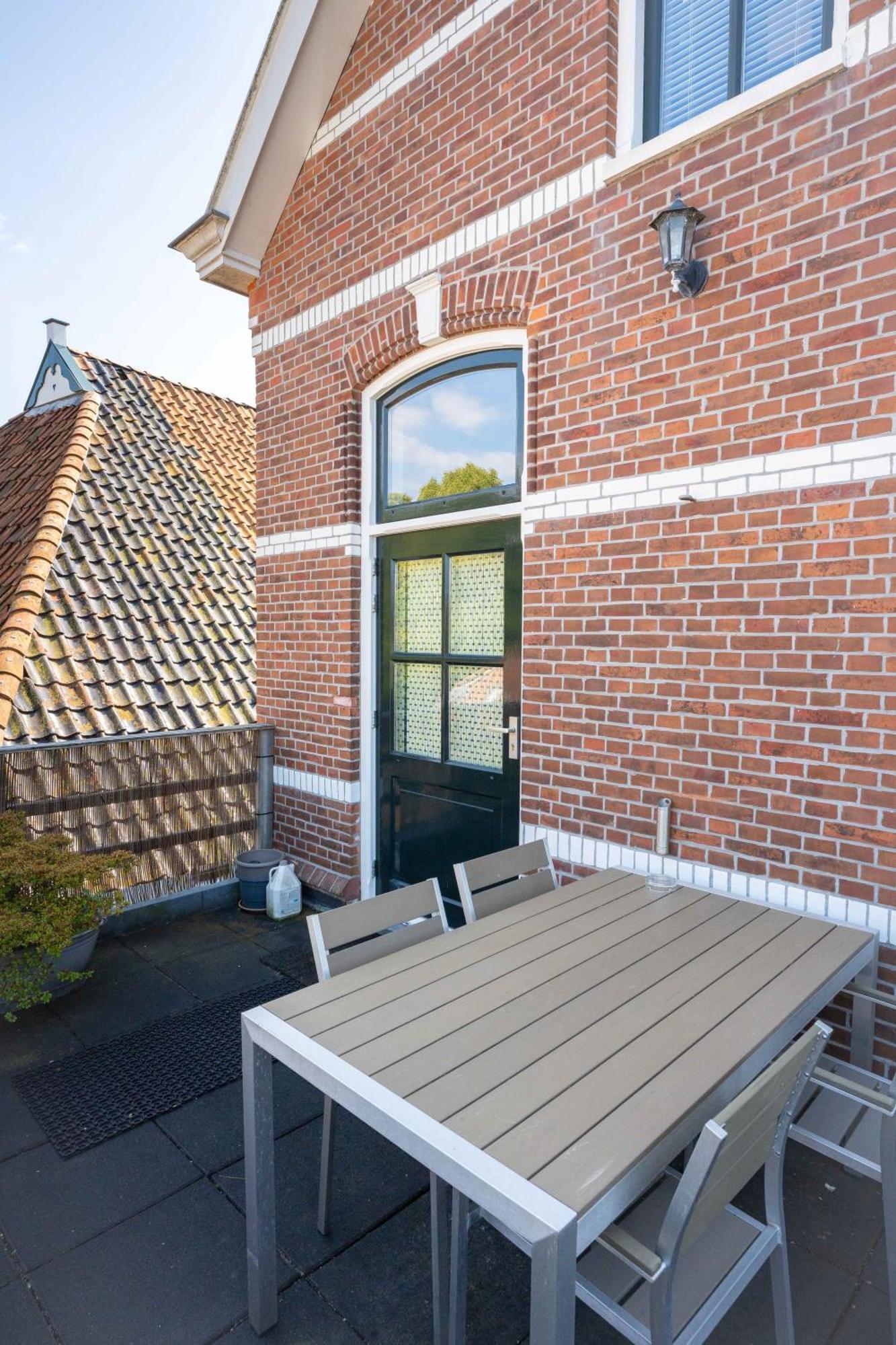 Sfeervol Verblijf In Oude Gemeentehuis Eenrum. Экстерьер фото