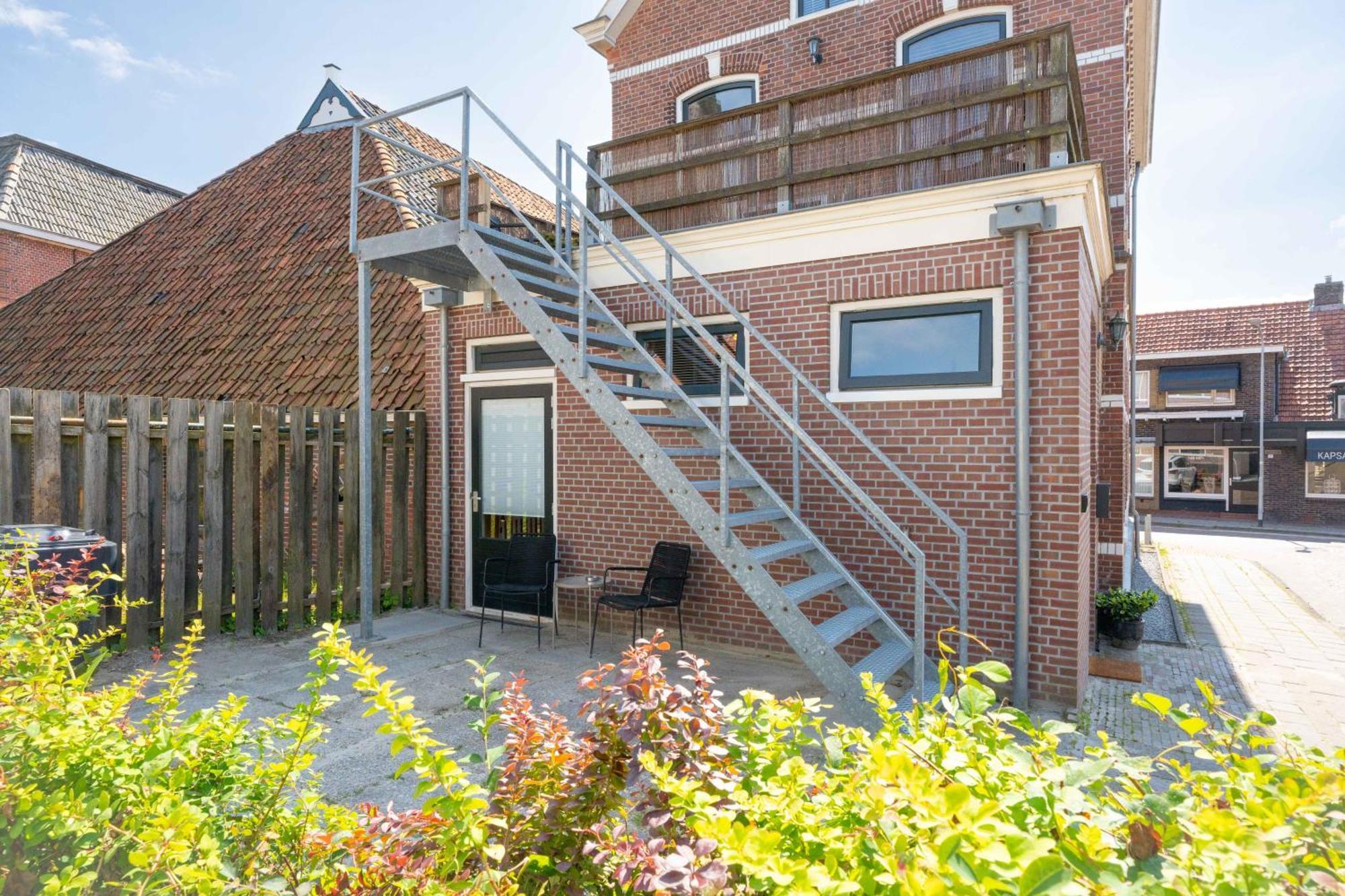 Sfeervol Verblijf In Oude Gemeentehuis Eenrum. Экстерьер фото