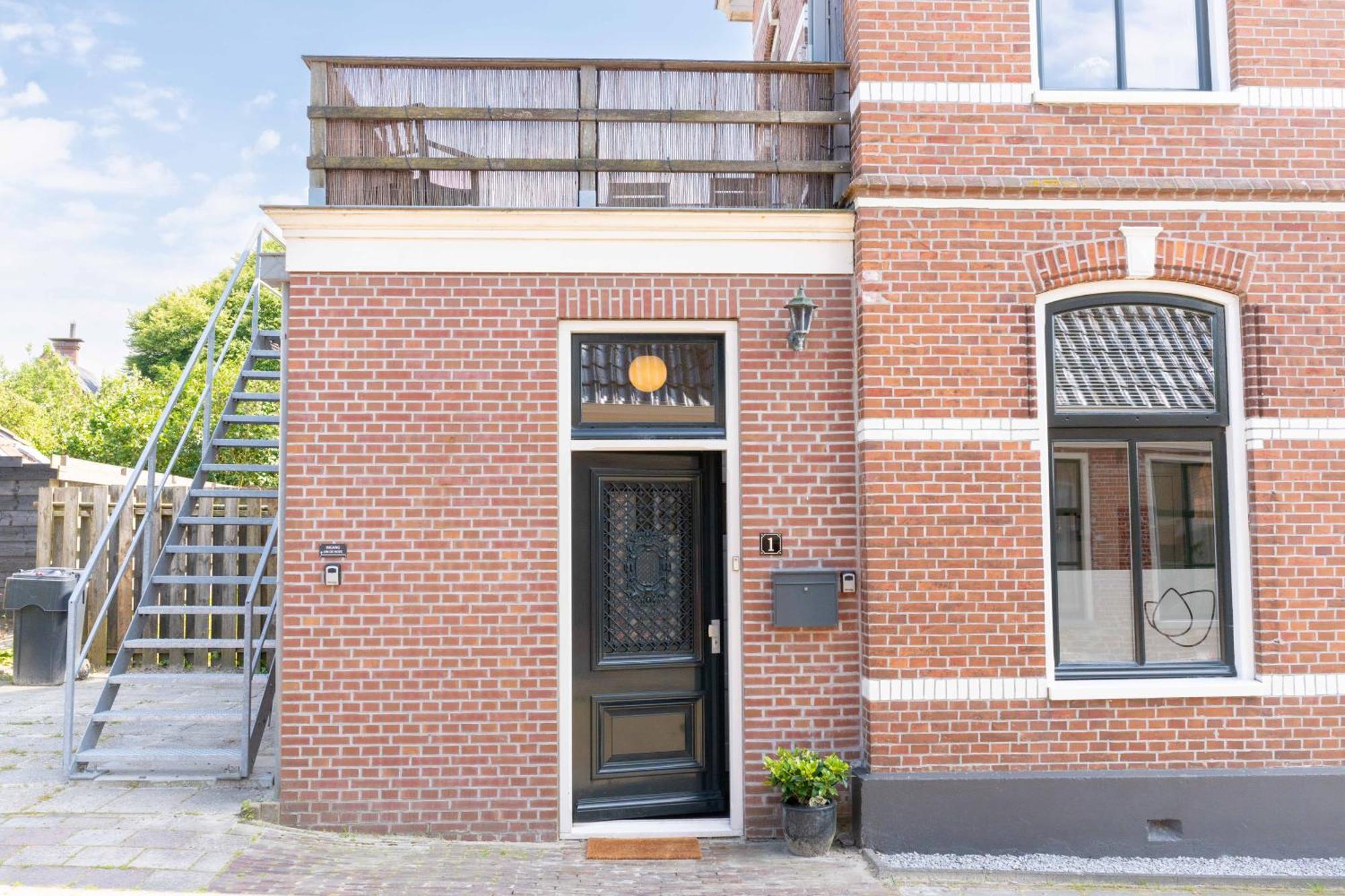 Sfeervol Verblijf In Oude Gemeentehuis Eenrum. Экстерьер фото